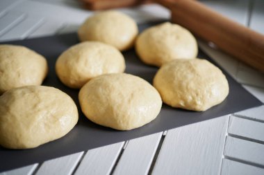 Pizzacı. Hamur topları hazırlık konsepti. Taze çiğ hamur. Evde mutfaktaki masada pizza hamuru hazırlamak. Yüksek kaliteli resim