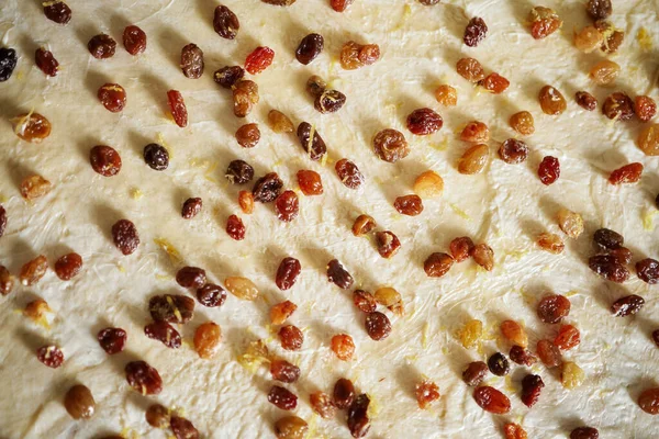 Tło Rodzynek Ugniatanym Cieście Rozmazanym Masłem Kruche Ciasto Wielkanocne Gotowanie — Zdjęcie stockowe