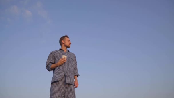 Relaksasi Pagi Atau Konsep Dingin Pria Kaukasia Berjenggot Ceria Berdiri — Stok Video