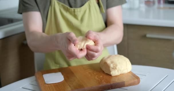 Hausgemachtes Backen Ein Koch Bäckt Grüner Schürze Teigbällchen Auf Einem — Stockvideo