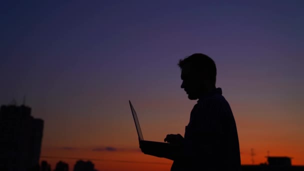 Man Ingenieur Oder Freiberufler Silhouette Arbeiten Freien Mit Laptop Sonnenuntergang — Stockvideo
