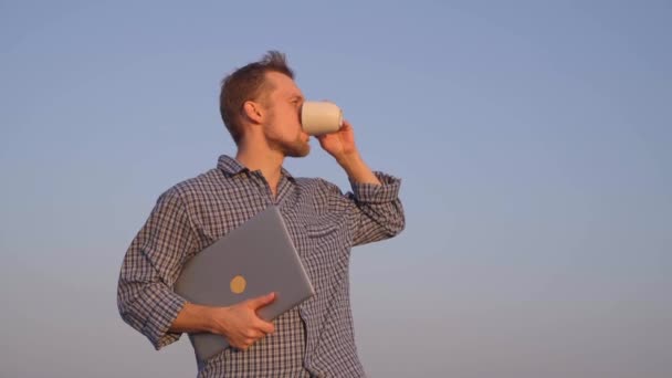 Χαρούμενος Γενειοφόρος Καυκάσιος Άντρας Στέκεται Έξω Πιτζάμες Ανυπομονώντας Πίνοντας Καφέ — Αρχείο Βίντεο