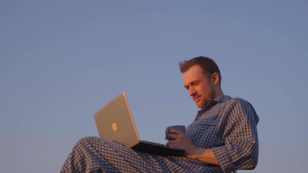 Wesoły Brodaty Biały Mężczyzna Siedzący Zewnątrz Stroju Snu Pomocą Laptopa — Wideo stockowe