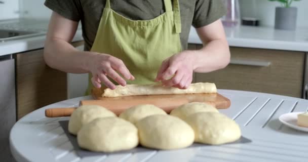 Homemade Easter Pastry Cruffin Preparation Home Concept Unrecognisable Person Pinching — Vídeo de stock