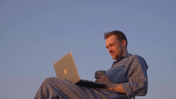 Attractive Freelancer Bearded Caucasian Male Using Laptop Sitting Outdoor Sleep — Wideo stockowe
