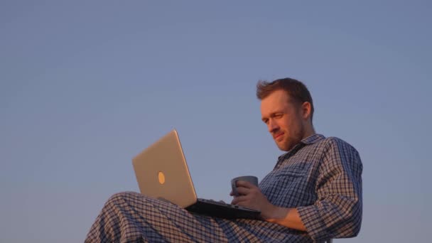 Bearded Caucasian Male Sitting Outdoor Sleep Wear Using Laptop Nodding — Wideo stockowe