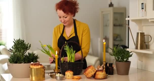 Easter Cakes Candles Background Woman Growing Daffodils Basket Home High — Stockvideo