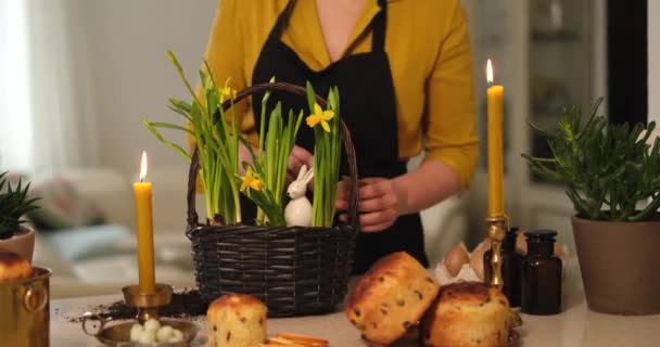 Húsvéti Torták Gyertyák Háttérben Nőkkel Akik Nárciszokat Termesztenek Kosárban Otthon — Stock videók