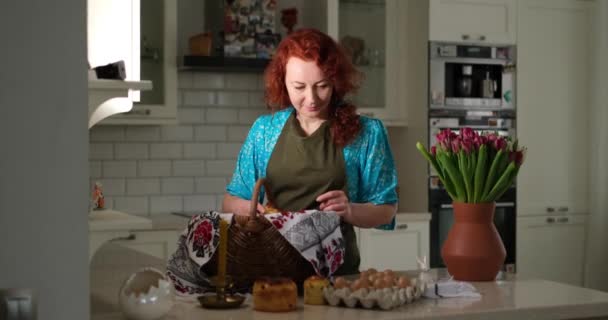 Žena Usmívá Připravuje Velikonoční Košík Vyšívaným Ručníkem Kuchyni Stole Stojí — Stock video