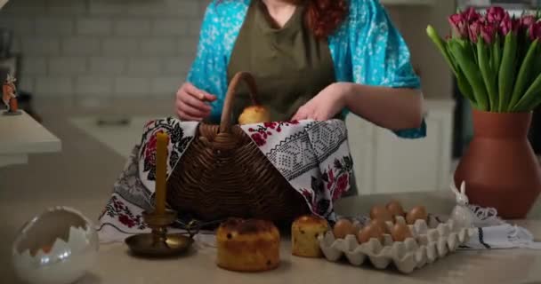 Γυναίκα Προετοιμασία Καλάθι Πάσχα Κεντημένη Πετσέτα Στο Σπίτι Κουζίνα Τουλίπες — Αρχείο Βίντεο