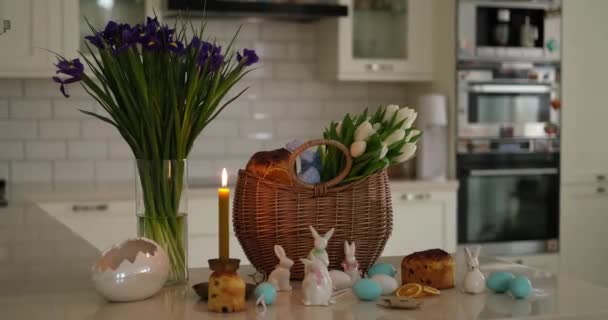 Beyaz Laleli Sepetin Arkasında Paskalya Pastaları Tavşanlar Kapalı Alan Mutfak — Stok video