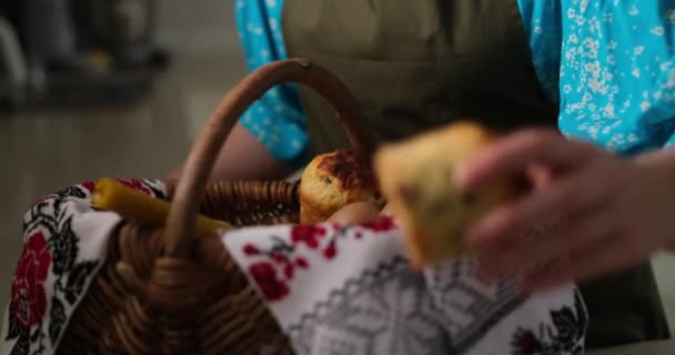 Žena Připravuje Velikonoční Košík Vyšívaným Ručníkem Kuchyni Doma Tulipány Stojící — Stock video