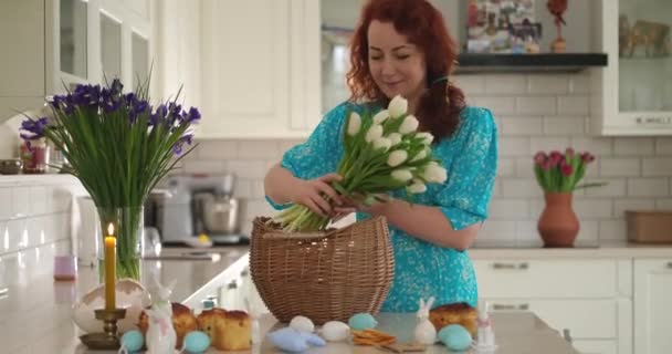 Mujer Sonriendo Preparando Cesta Pascua Con Tulipanes Blancos Casa Cocina — Vídeos de Stock