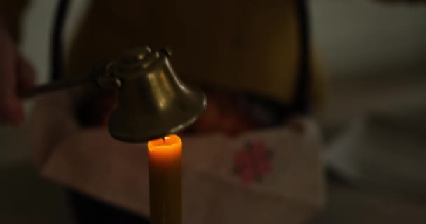 Γυναίκα Σβήνει Αναμμένο Κερί Πασχαλινό Καλάθι Κέικ Κεντημένη Πετσέτα Στο — Αρχείο Βίντεο