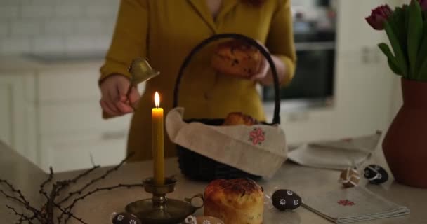 Žena Svíčkou Velikonoční Košík Koláčky Vyšívaný Ručník Pozadí Kuchyni Doma — Stock video