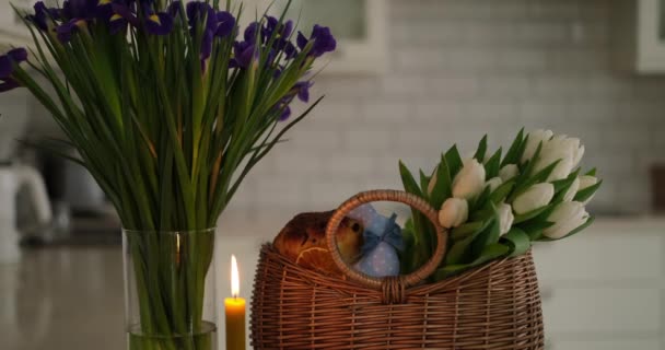 Tortas Pascua Conejos Fondo Cesta Con Tulipanes Blancos Interior Cocina — Vídeos de Stock