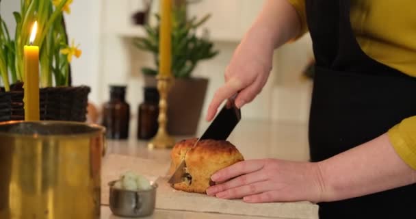 Žena Krájí Velikonoční Dort Připravuje Velikonoční Koš Vyšívaným Ručníkem Kuchyni — Stock video