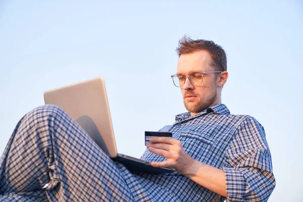 Çevrimiçi Alışveriş Gözlüklü Beyaz Sakallı Erkek Dışarıda Alışveriş Yapıyor Dizüstü — Stok fotoğraf