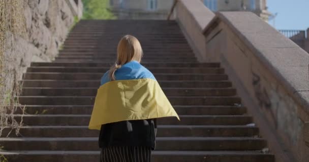 Concept Freedom Patriotism Caucasian Blonde Female Going Staircase Holding Flag — Stockvideo
