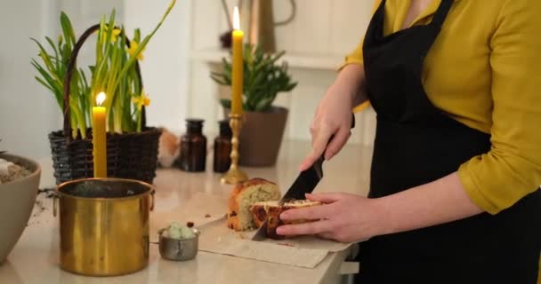 Žena Černé Zástěře Krájí Tradiční Velikonoční Pečivo Nožem Ochutnává Kuchyni — Stock video