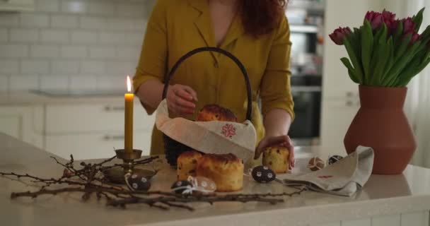 Kaukasische Rotschopf Frau Gelbem Kleid Bereitet Osterkorb Mit Kuchen Und — Stockvideo