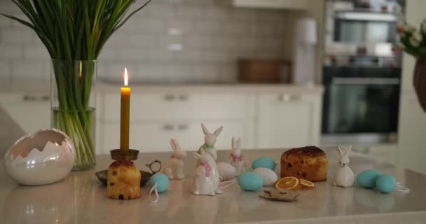 Concepto Preparación Decoración Pascua Velas Ardientes Pastelería Pascua Llamada Kulich — Vídeo de stock