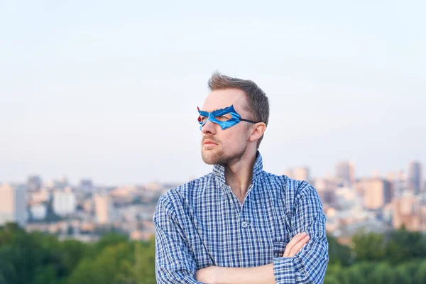 Hombre Caucásico Con Camisa Dormir Máscara Azul Superhéroe Mirando Hacia —  Fotos de Stock