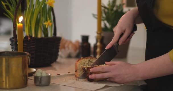 Žena Krájí Velikonoční Dort Kousky Ochutnává Pozadí Svíčky Kuchyni Doma — Stock video