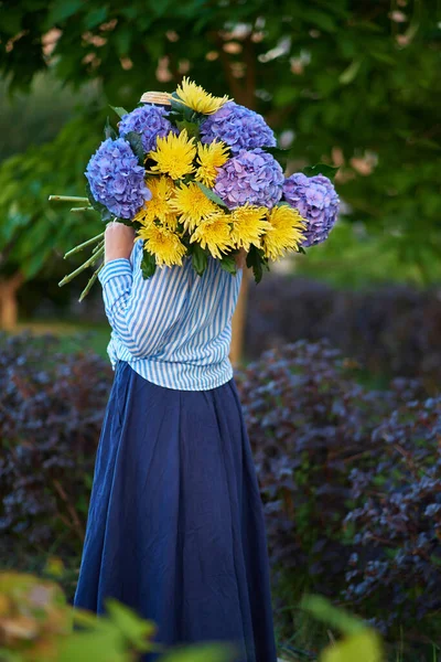 Ženy Drží Kytice Modré Hortenzie Pozadí Zelené Zahrady Jarní Koncept — Stock fotografie