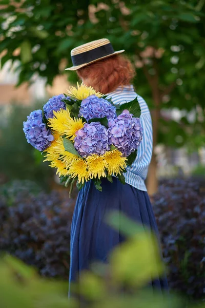 Donne Che Tengono Mazzo Ortensia Blu Sullo Sfondo Del Giardino — Foto Stock