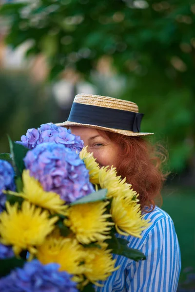 Femeie Părul Roșu Zâmbind Ținând Buchet Hortensie Albastră Fundalul Grădinii — Fotografie, imagine de stoc