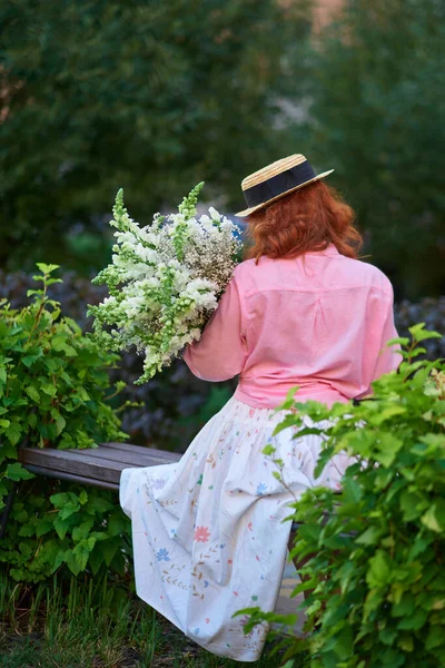 Žena Růžové Košili Drží Kytice Bílých Květin Pozadí Zelené Zahrady — Stock fotografie
