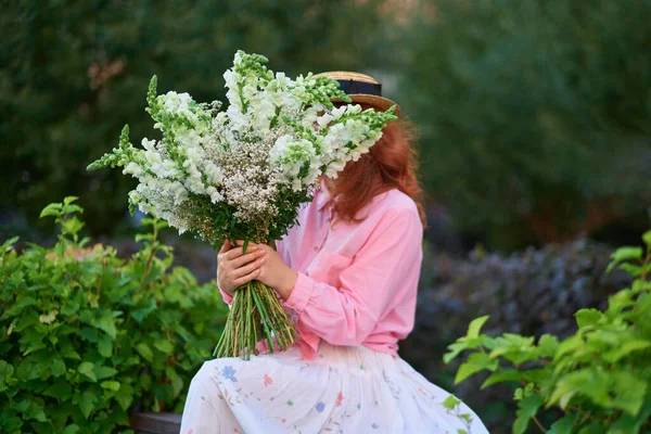 Femme Chemise Rose Tenant Bouquet Fleurs Blanches Sur Fond Jardin — Photo