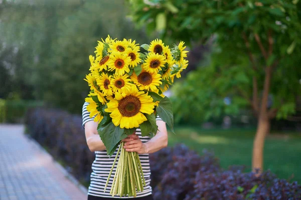 Buchet Floarea Soarelui Galben Mâinile Unui Nerecunoscut Aer Liber Cadou — Fotografie, imagine de stoc