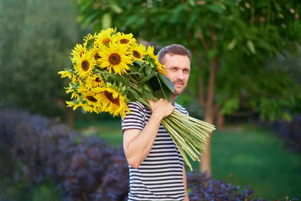 Buchet Floarea Soarelui Galben Mâinile Unui Fericit Zâmbitor Aer Liber — Fotografie, imagine de stoc