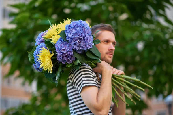 Uomo Sorridente Possesso Bouquet Ortensia Fiori Gialli Guardando Parte Sullo — Foto Stock