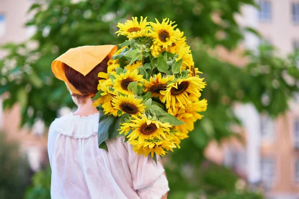 Букет Жовтих Соняшників Руках Нерозпізнаної Жінки Вулиці Патріотичний Дар Любов — стокове фото