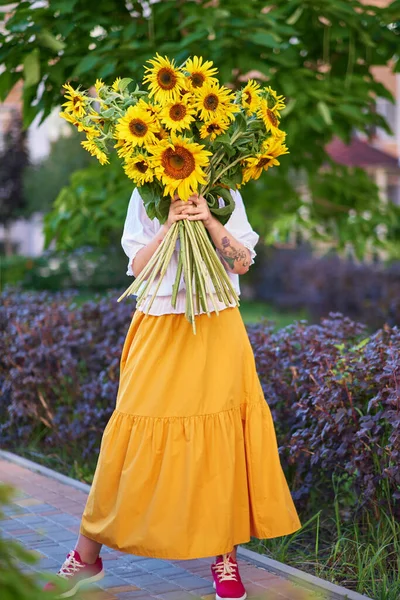 Kytice Žlutých Slunečnic Rukou Nerozpoznatelné Ženy Venku Vlastenecký Dar Láskou — Stock fotografie
