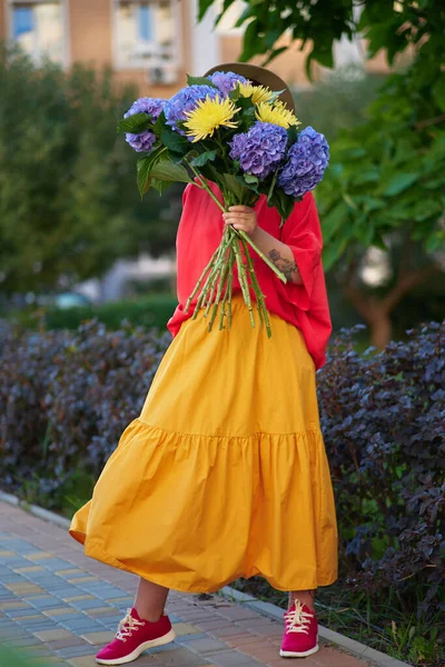 Жінка Червоній Сорочці Тримає Букет Синьої Гортензії Фоні Зеленого Саду — стокове фото