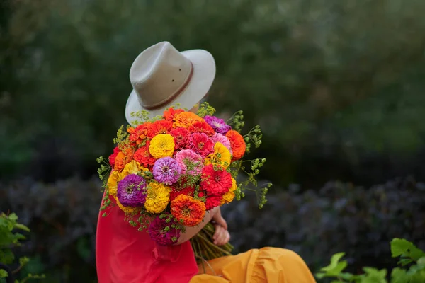 Žena Držící Kytici Červených Oranžových Žlutých Chryzantémů Květin Pozadí Zelené — Stock fotografie