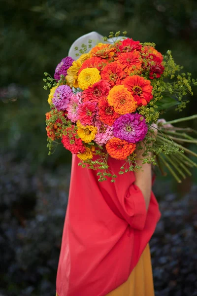Жінка Тримає Букет Червоних Помаранчевих Жовтих Квітів Хризантем Фоні Зеленого — стокове фото