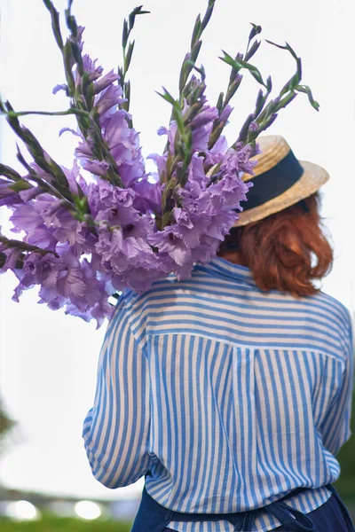 Donna Dai Capelli Rossi Camicia Blu Cappello Che Tiene Bouquet — Foto Stock