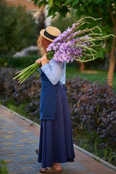 Donna Dai Capelli Rossi Camicia Blu Cappello Che Tiene Bouquet — Foto Stock