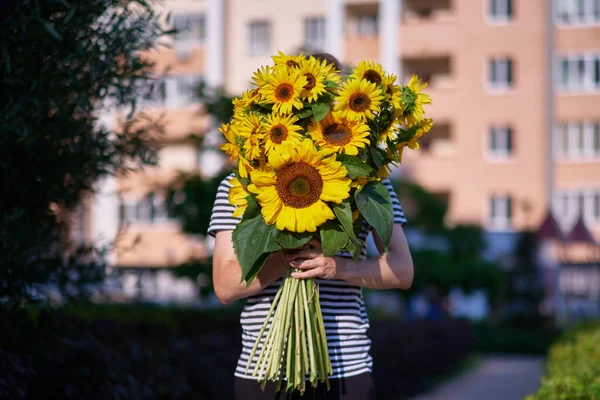 Buchet Floarea Soarelui Galben Mâinile Unui Nerecunoscut Aer Liber Cadou — Fotografie, imagine de stoc
