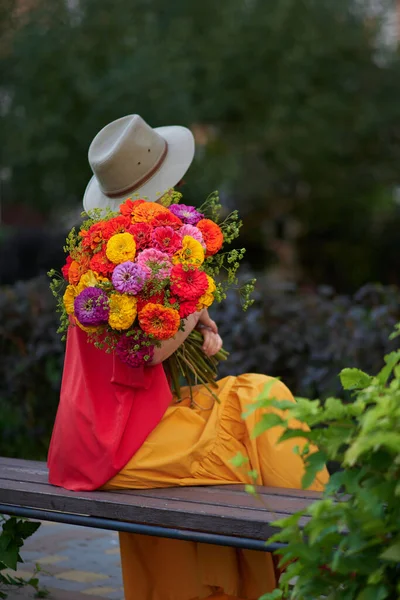 Женщина Держит Букет Красных Оранжевых Желтых Хризантем Цветы Фоне Зеленого — стоковое фото