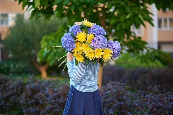 Ženy Drží Kytice Modré Hortenzie Pozadí Zelené Zahrady Jarní Koncept — Stock fotografie