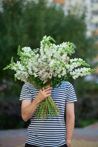 Человек Держит Букет Белых Цветов Фоне Зеленого Сада Летом Весной — стоковое фото