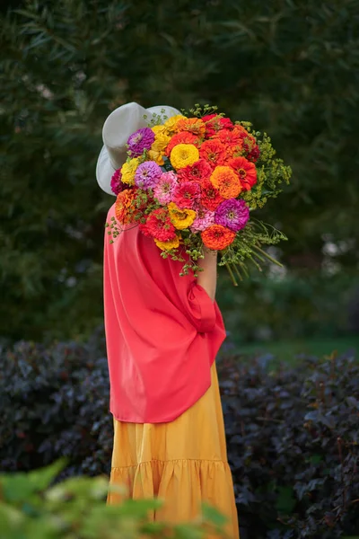 Žena Držící Kytici Červených Oranžových Žlutých Chryzantémů Květin Pozadí Zelené — Stock fotografie