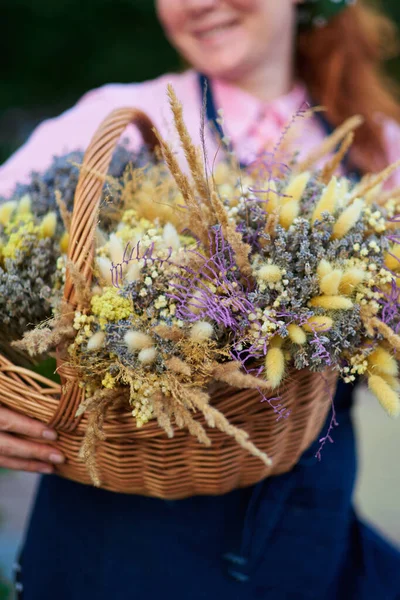 Αγρόκτημα Γυναίκα Ποδιά Καλάθι Αποξηραμένα Λουλούδια Υπαίθρια Ζωή Του Χωριού — Φωτογραφία Αρχείου