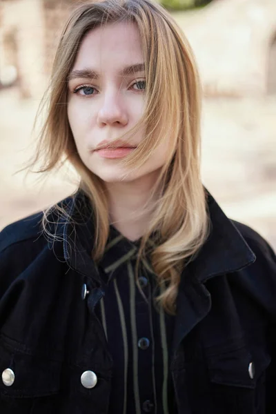 Χαμογελαστή Φυσική Ομορφιά Έφηβος Κορίτσι Ξανθά Μαλλιά Υπαίθρια Στο Ηλιοβασίλεμα — Φωτογραφία Αρχείου